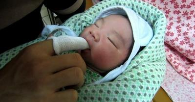 Bác sĩ nhi khoa chỉ cách rơ lưỡi cho trẻ sơ sinh chuẩn