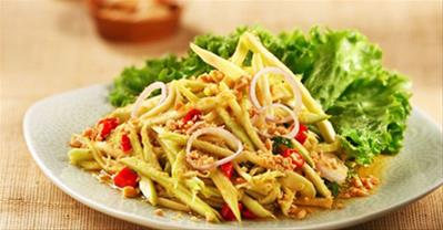 Cách làm gỏi xoài chua cay kiểu Thái càng ăn càng thèm