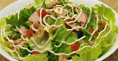 Cách làm salad cá ngừ ngon miệng lại đẹp da