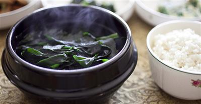 Cách nấu canh rong biển thịt bò chuẩn vị Hàn, ăn là mê