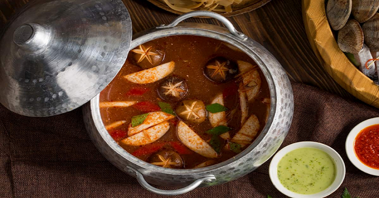 Cách nấu lẩu hải sản chua cay, đậm vị đơn giản tại nhà