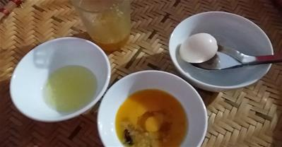 Cách phân biệt mật ong giả bằng cọng hành lá