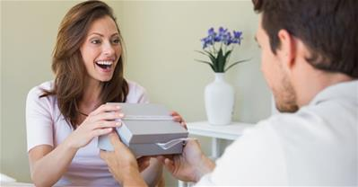 Cách tặng quà sinh nhật cho SẾP NỮ tinh ý, lên chức ngay quản lý