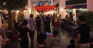 Cận cảnh khu chợ đêm phố cổ ngay trong Royal City