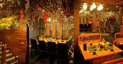 Chiêm ngưỡng bức họa từ gỗ và ánh sáng ở Moon BBQ