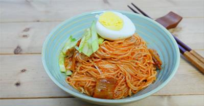 Có ngay món mì trộn kim chi ngon ngất ngây sau 10 phút