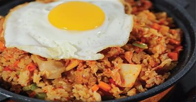 Hô biến cơm nguội thành món cơm rang kim chi nổi tiếng