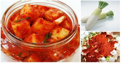 Kim chi củ cải giòn cay khiến mâm cơm thêm đậm vị