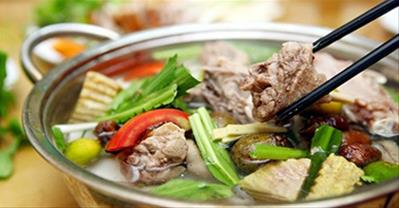 Mách bạn cách làm canh sườn nấu sấu chua chua hấp dẫn 