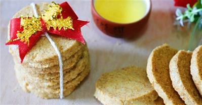 Mẹ vào bếp làm bánh quy dừa giòn tan, thơm phức cho bé
