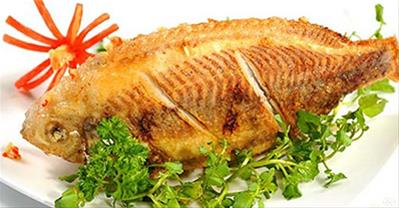 Mẹo chiên cá giòn thơm, không bắn mỡ, không dính chảo