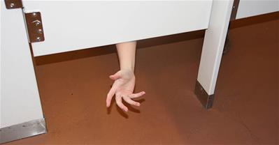 Phụ nữ đừng làm những việc này trong toilet công cộng