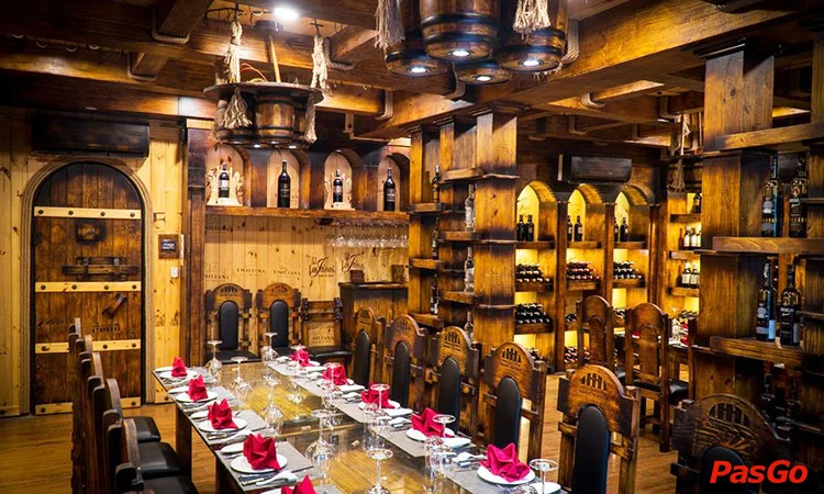 ham-ruou-vang-wine-&-wood-han-thuyen-2