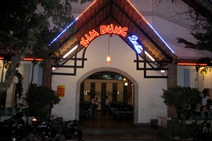 kim-dung-tu-hao-huong-vi-hai-san-1