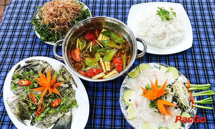 nha-hang-hai-san-bien-dong-8-10-anh-vuong