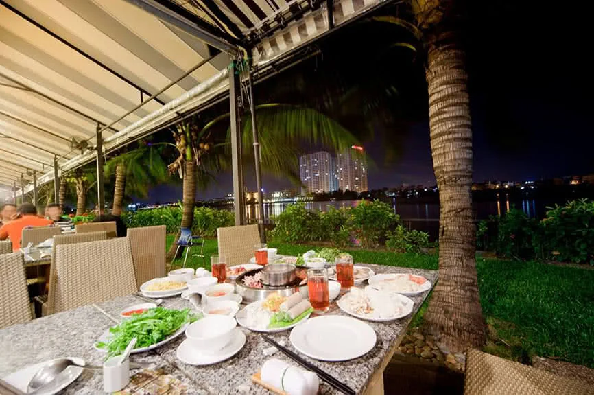 nha-hang-buffet-tan-cang-a-100-ung-van-khiem-3-aq
