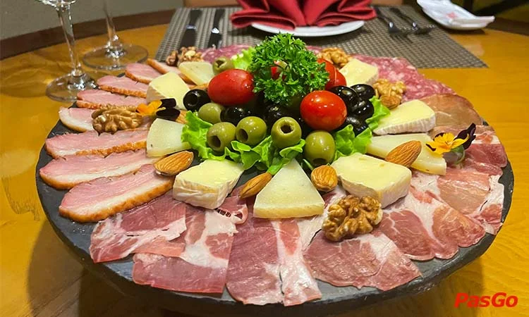 nhà hàng hầm rượu IL Vino chuyên rượu vang và món á âu 9