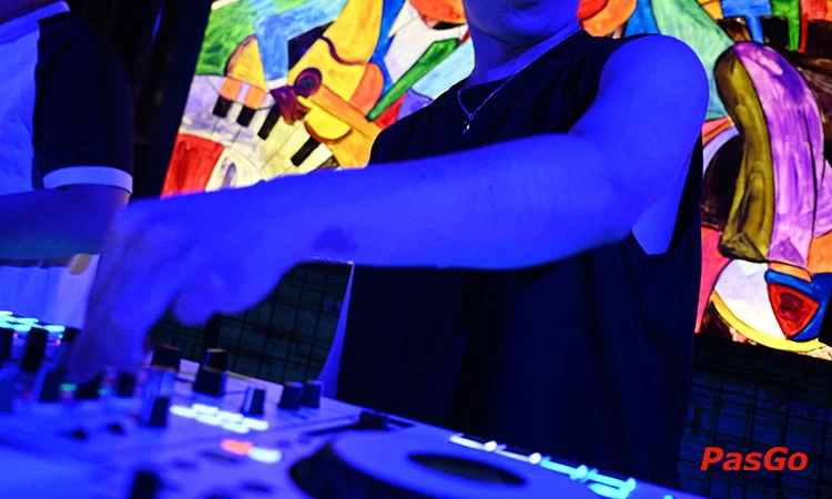 Nhà hàng X Club & Lounge Trần Bình không gian náo nhiệt sau giờ làm 9
