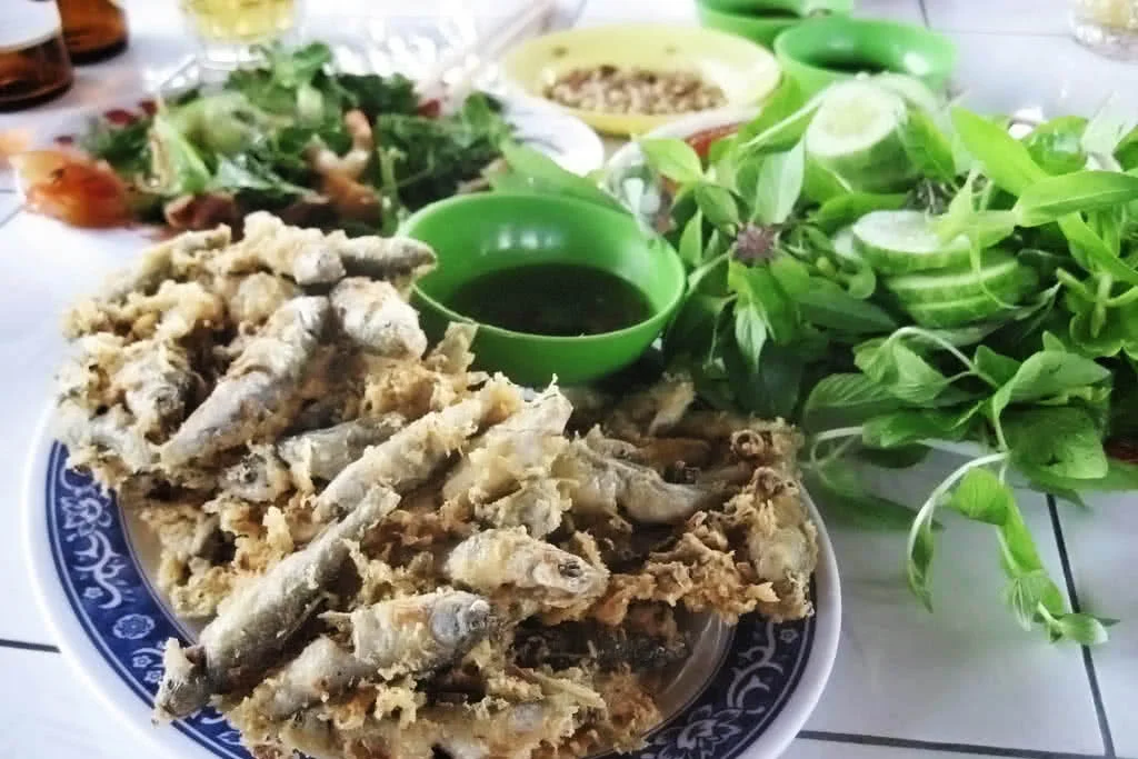 quan-an-gia-dinh-truc-xanh-don-gian-ma-chat-1