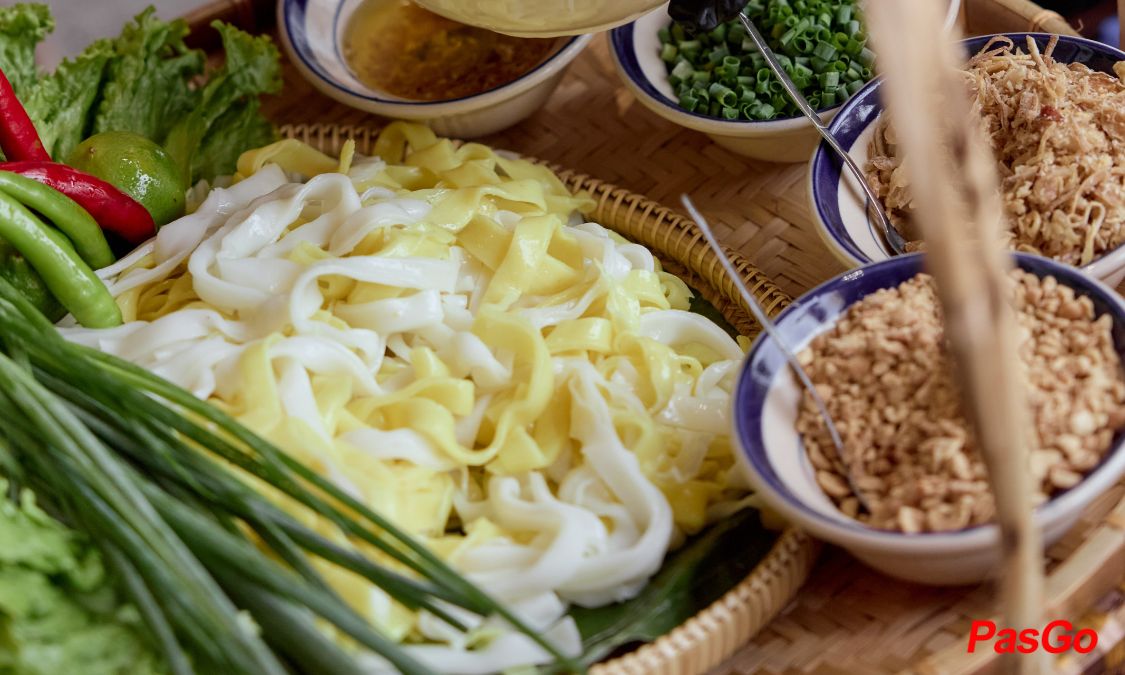Trình diễn làm Mì Quảng thủ công